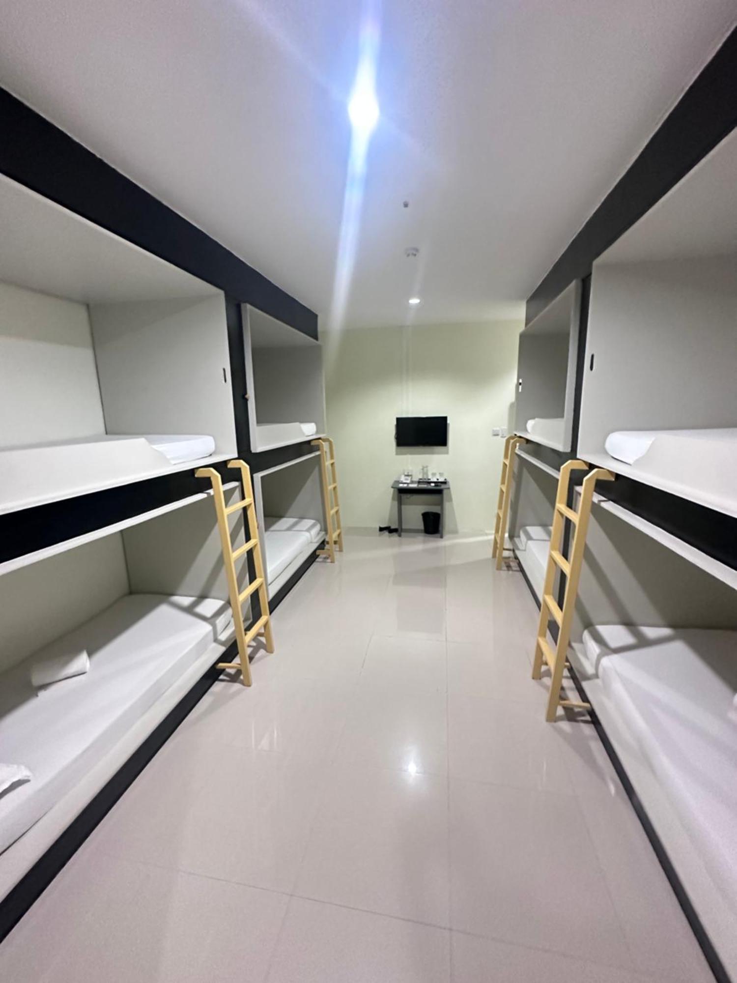 Travelbee Airport Inn Мактан Екстериор снимка