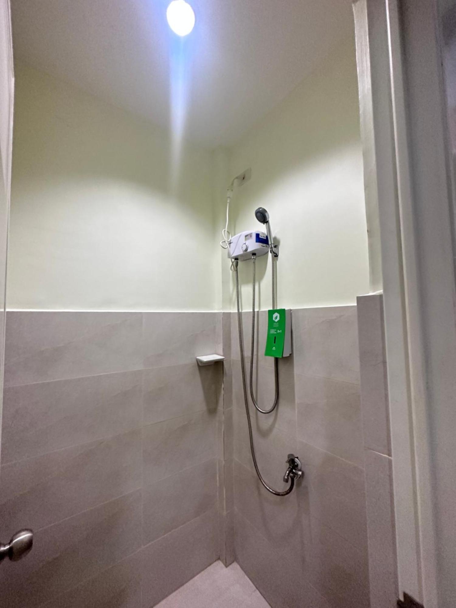 Travelbee Airport Inn Мактан Екстериор снимка