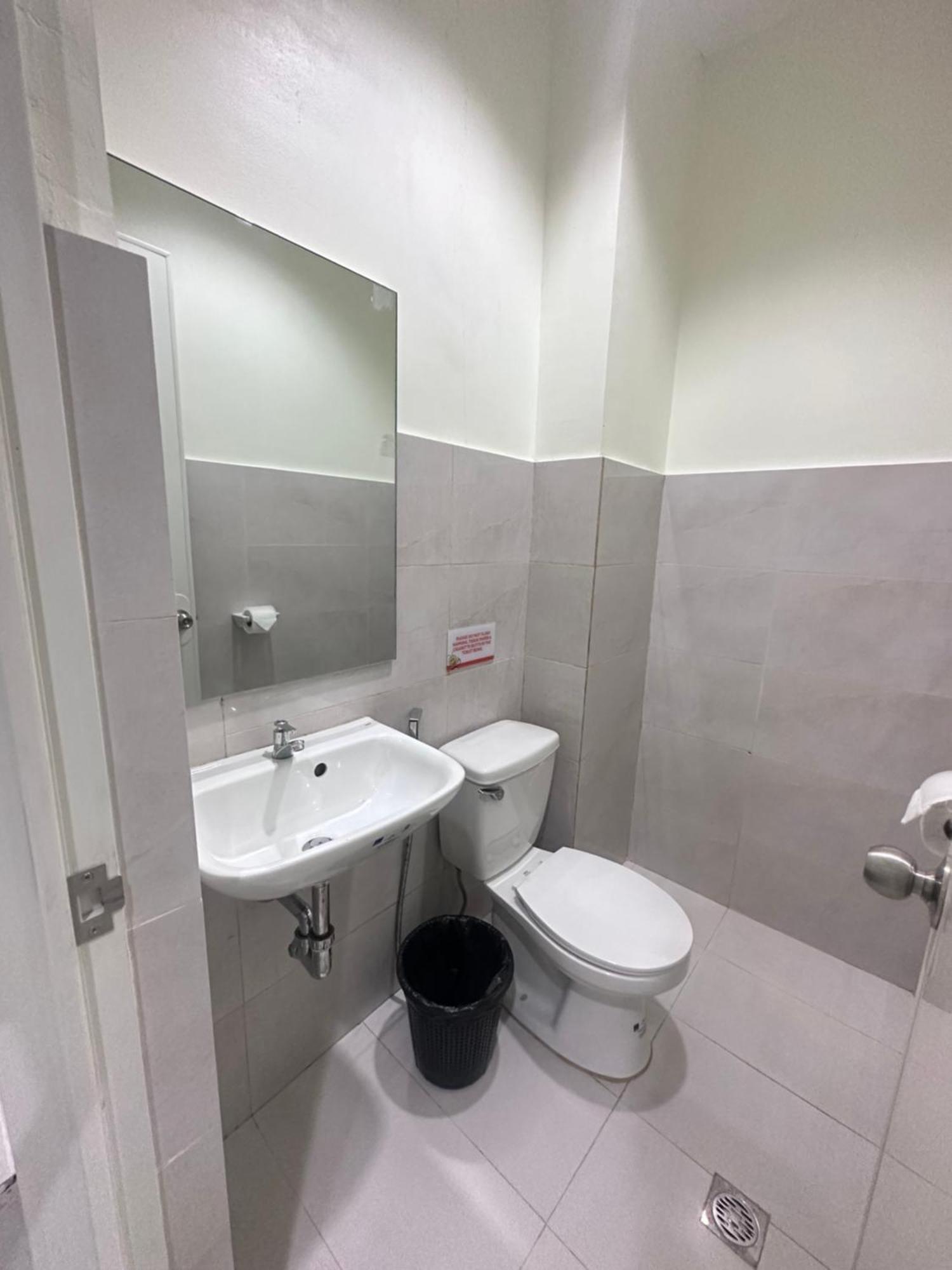 Travelbee Airport Inn Мактан Екстериор снимка