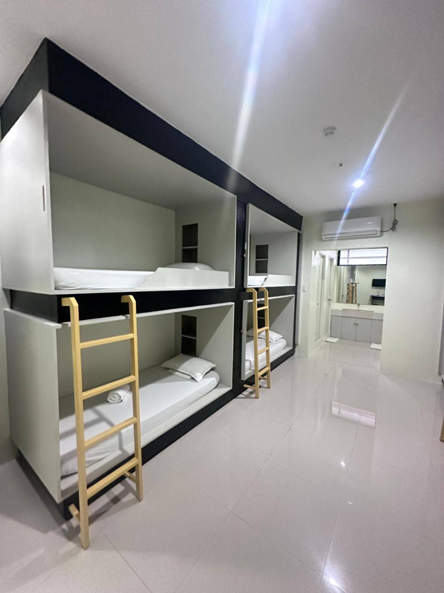Travelbee Airport Inn Мактан Екстериор снимка