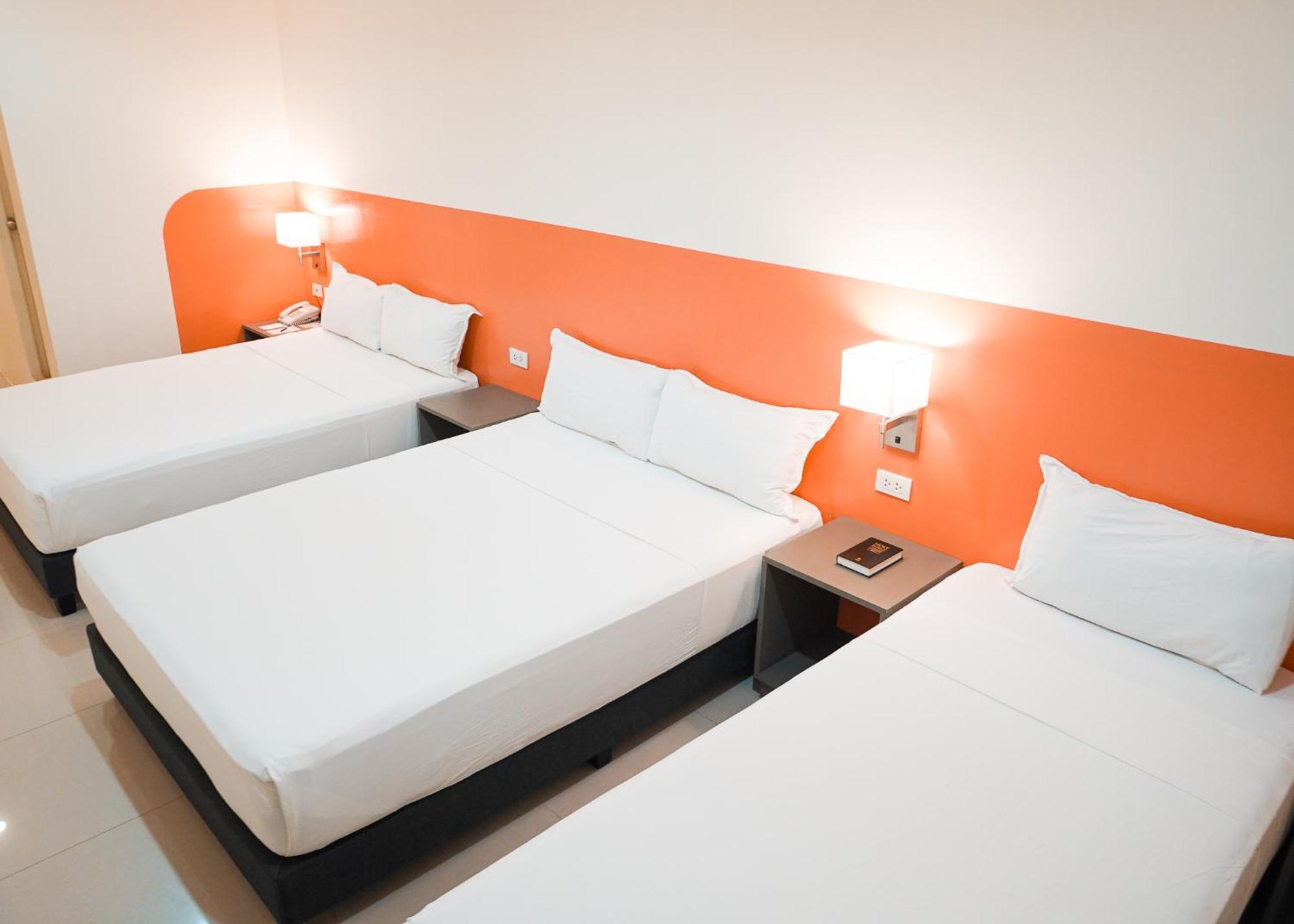 Travelbee Airport Inn Мактан Екстериор снимка