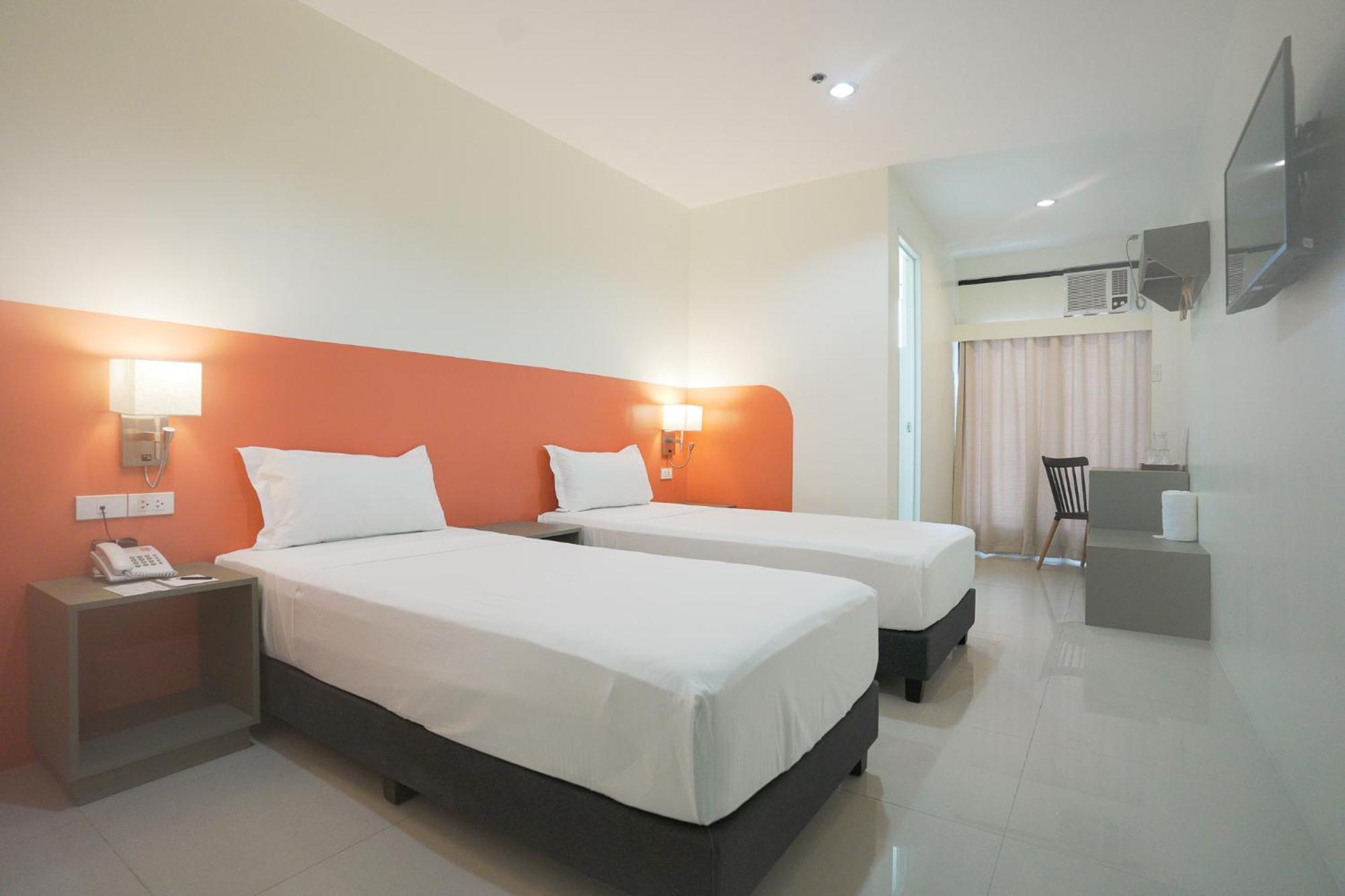 Travelbee Airport Inn Мактан Екстериор снимка